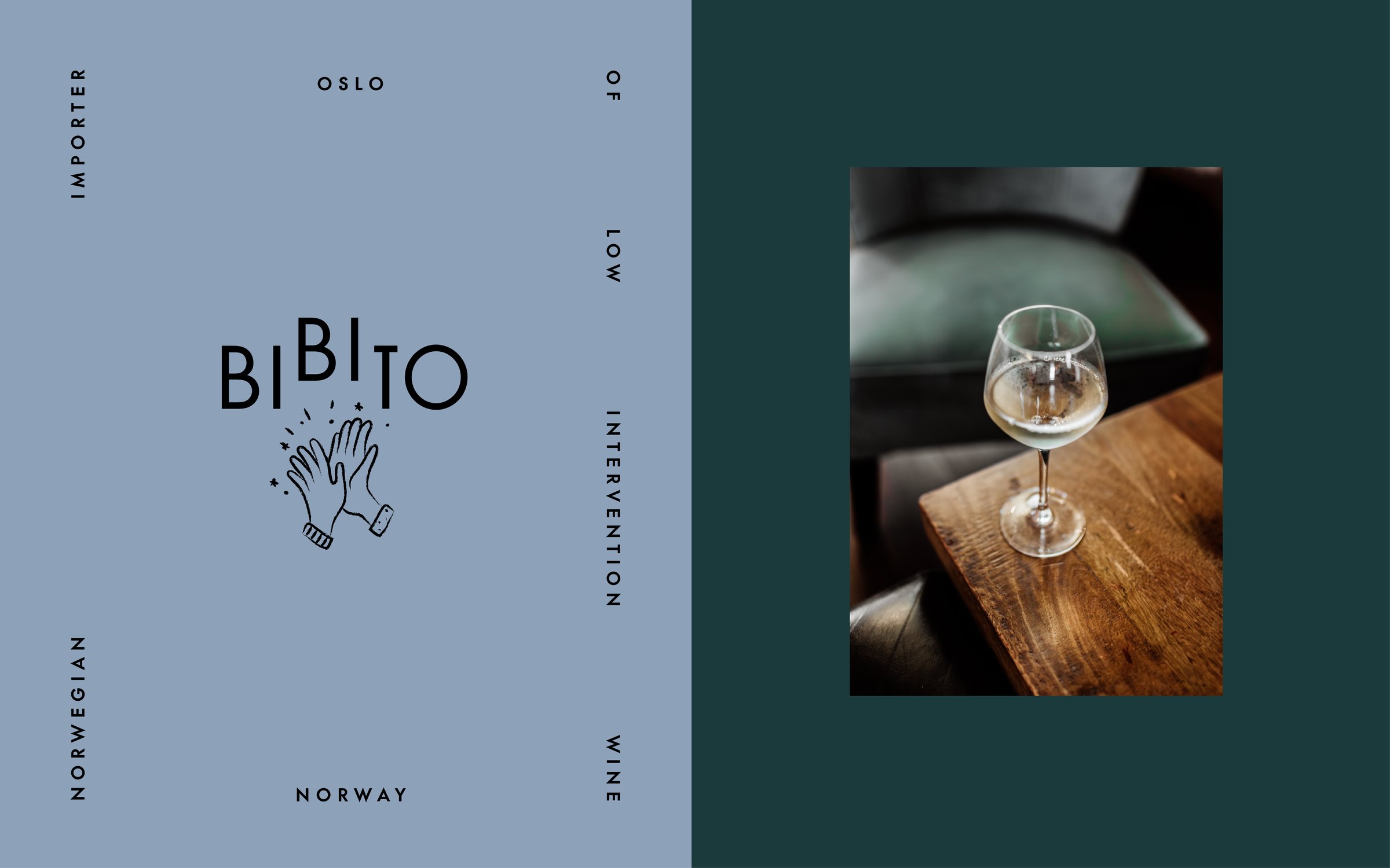 Bibito, logo og symbol på blått ved siden av vinglass
